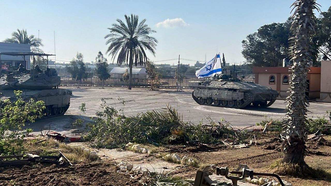 Vehículos militares israelíes operan en el lado gazatí del cruce de Rafah.
