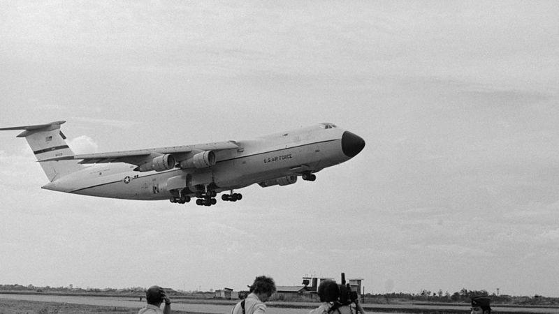 O avião C-5 levantando voo