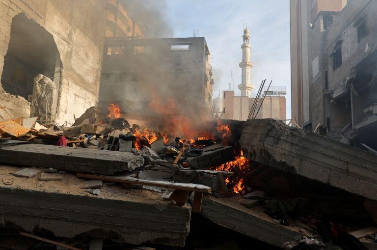 Gempuran udara Israel menghantam sejumlah lokasi di Kota Khan Younis, Jalur Gaza bagian selatan, Senin (04/12).