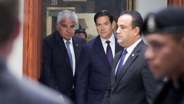 El presidente de Panamá, José Raúl Mulino, y el secretario de Estado de Estados Unidos, Marco Rubio, entrando a un salón