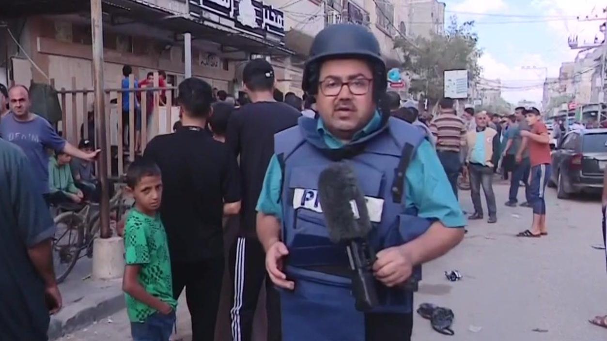 Adnan Elbursh en una calle de Gaza