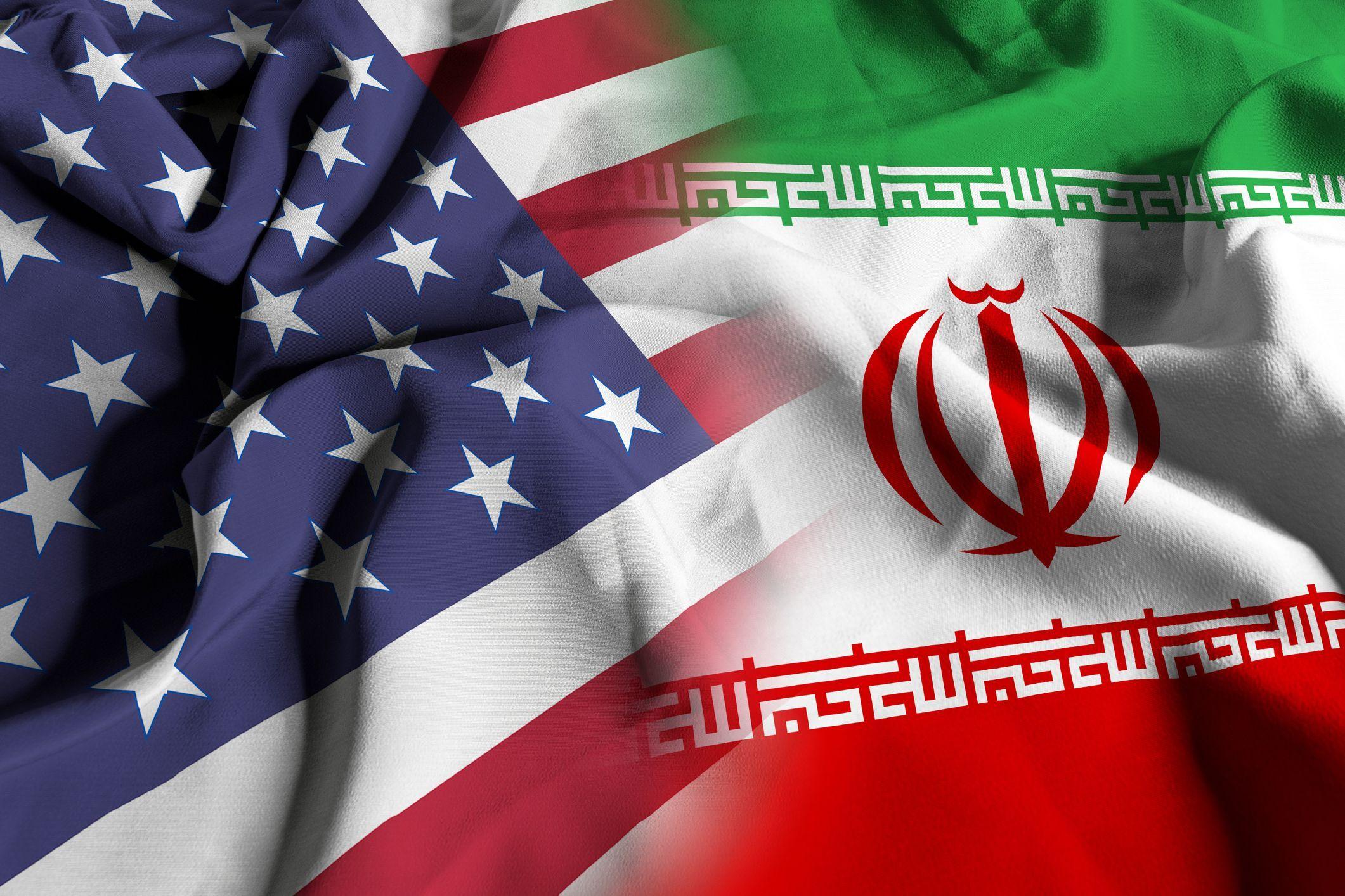 العلم الأمريكي واالعلم الإيراني
