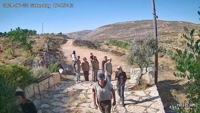 إسرائيليون يقتحمون أحد المنازل الفلسطينية