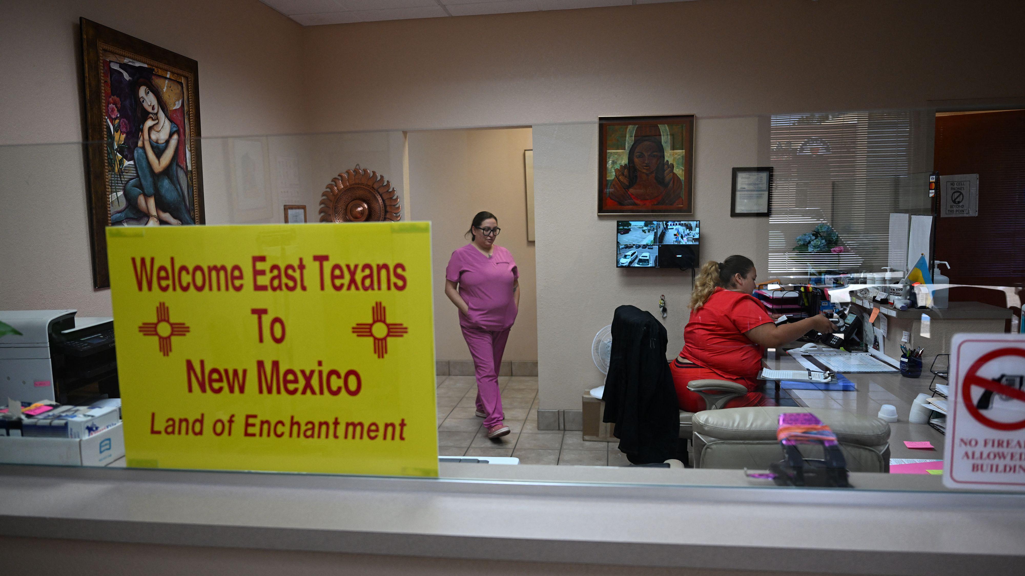 Un cartel que da la bienvenida a los pacientes del este de Texas se muestra en la sala de espera de la Clínica Reproductiva de Mujeres, que brinda servicios legales de aborto con medicamentos, en Santa Teresa, Nuevo México, el 15 de junio de 2022.