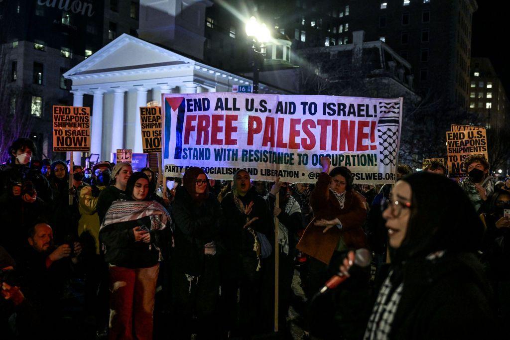 احتج الناس على زيارة رئيس الوزراء الإسرائيلي بنيامين نتنياهو إلى الولايات المتحدة حاملين الأعلام واللافتات المختلفة أمام البيت الأبيض في واشنطن العاصمة، الولايات المتحدة في 4 فبراير/شباط 2025. وحملوا يافطة كبيرة يطالبون فيها بـ "فلسطين حرة".