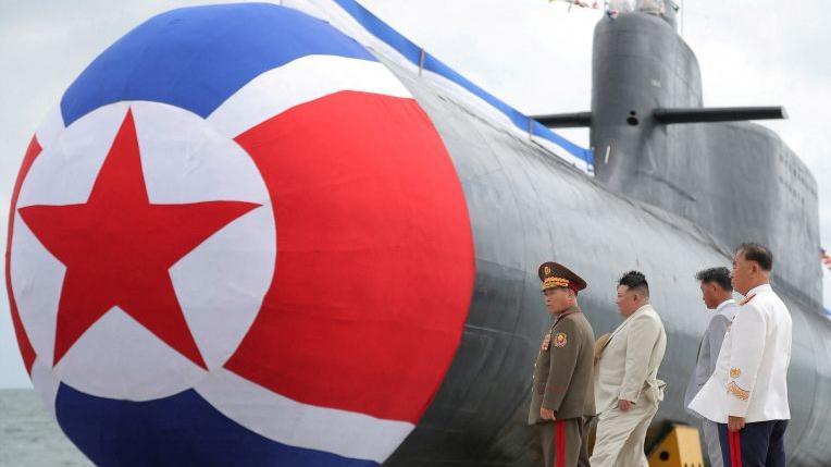Kim Jong-un junto a un submarino