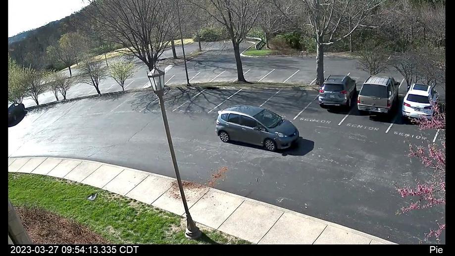 Carro chegando em estacionamento