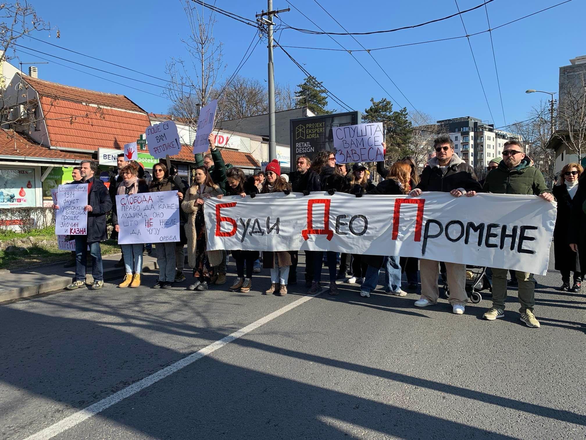 Glumci Beogradskog dramskog pozorišta na protestu