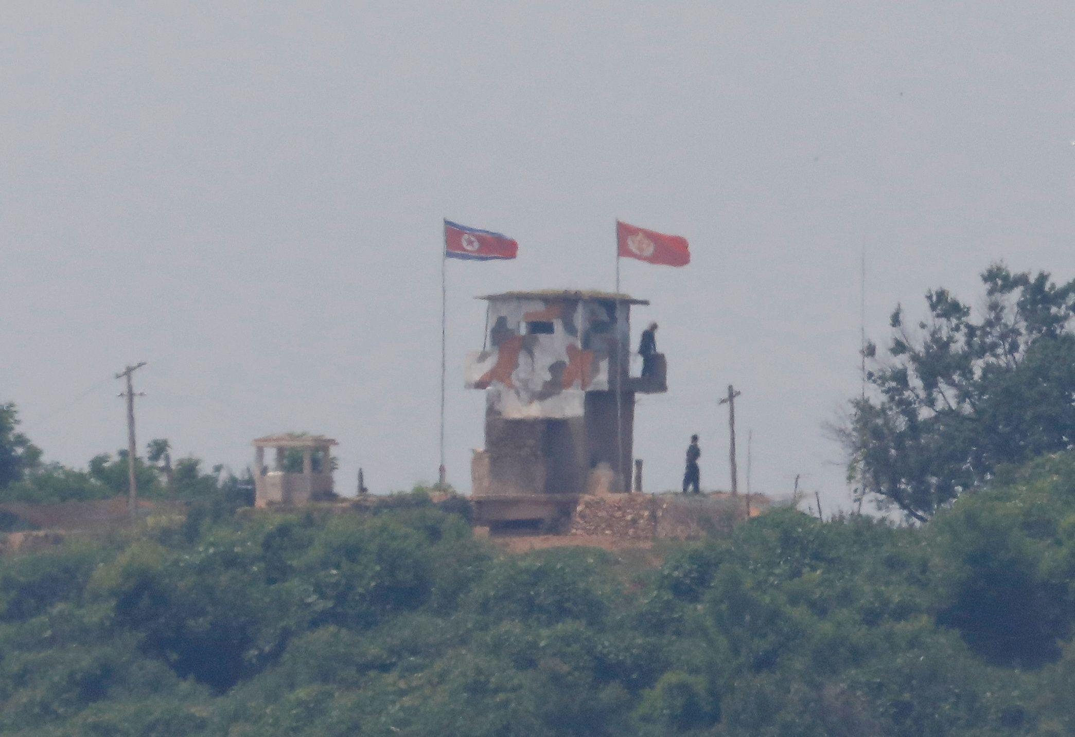 한국 파주에서 바라본 비무장지대(DMZ) 북한 지역 초소 모습