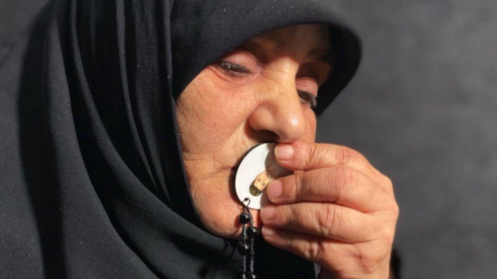 والدة أحد الضحايا