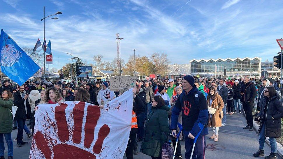 Protest ispred Železničke stanice u Novom Sadu posle smrti 15 ljudi u padu nadstrešnice 1. novembra