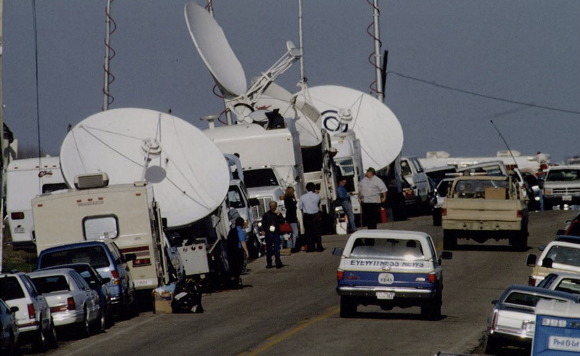 Caminhões com antenas parabólicas em Waco em 1993