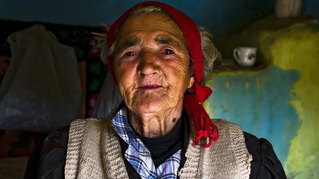 Mulher idosa romena em foto em close