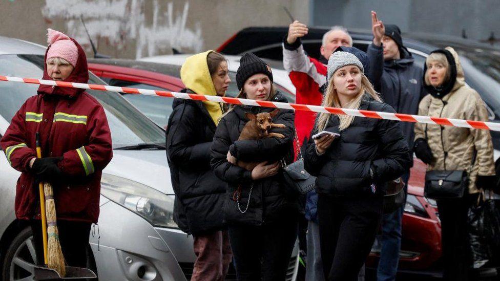Pessoas reunidas do lado de fora de um prédio residencial em Kiev após os ataques
