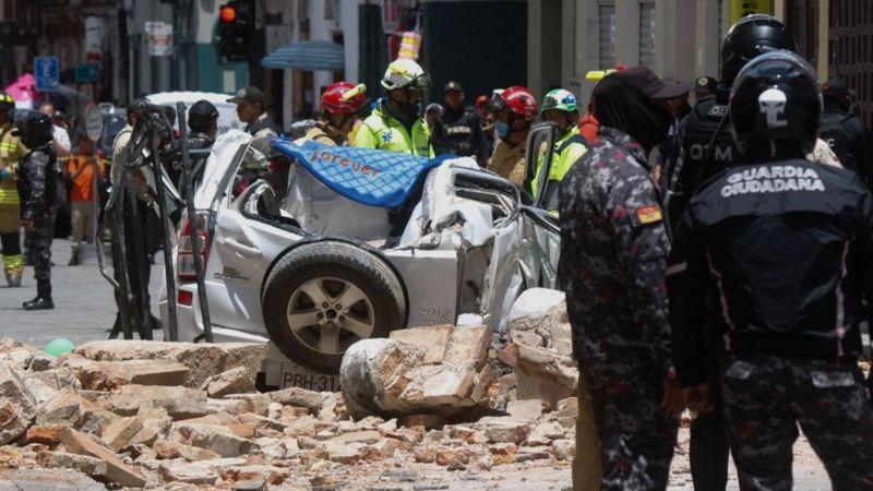 Veículo esmagado em rua do Equador