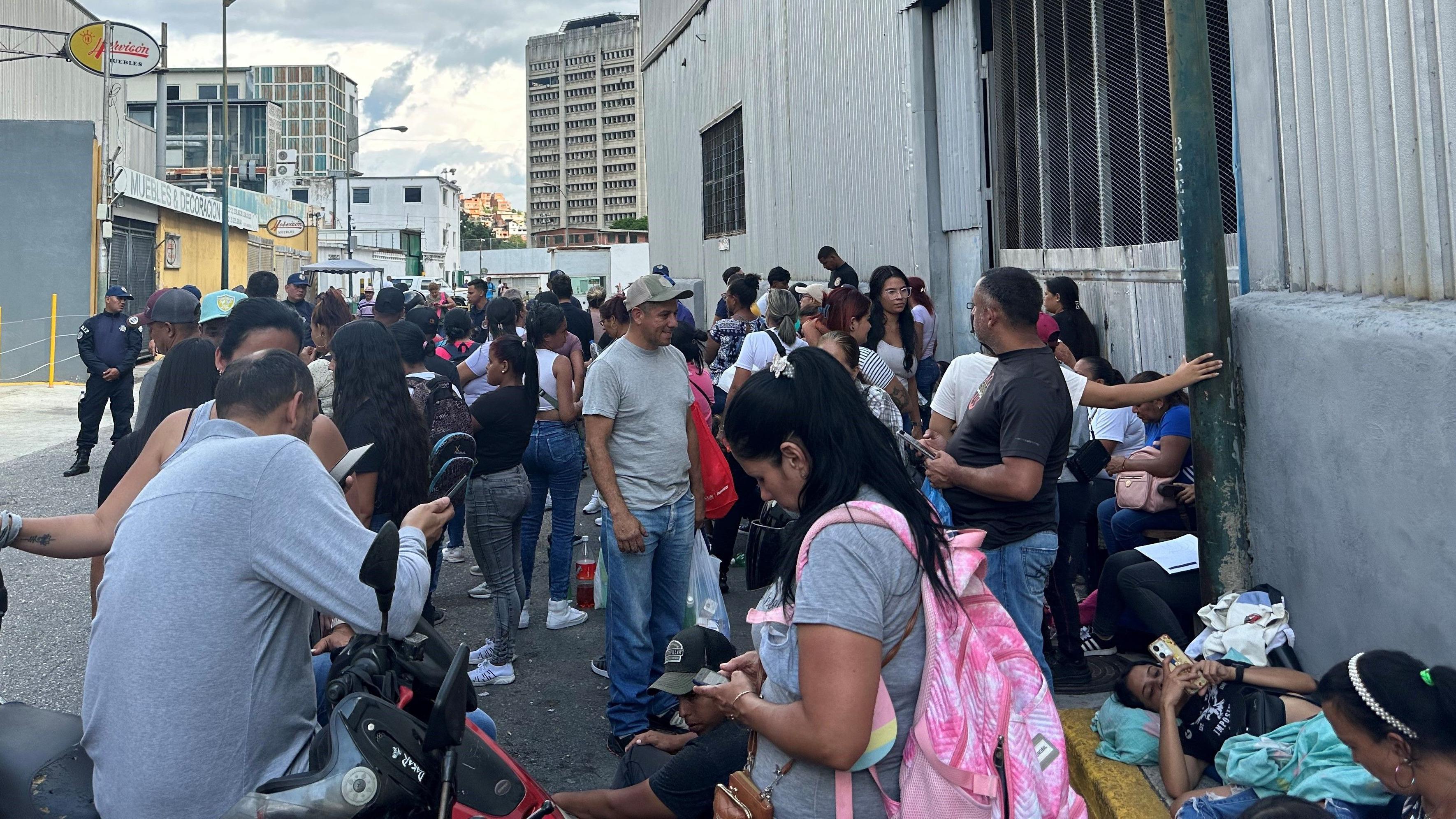 Familiares de detenidos en el centro Zona 7, en Caracas. 