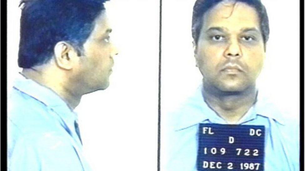 Maharaj em fotos de perfil e de frente para identificação policial, com plaqueta de dados no peito contendo números relacionados ao seu processo