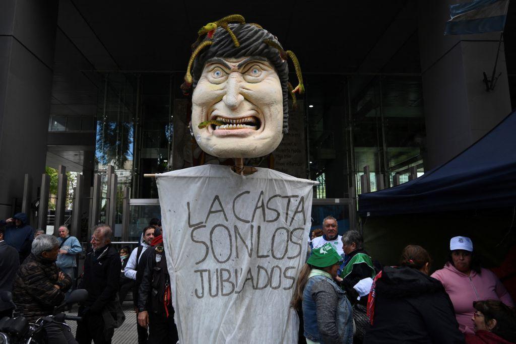 Un muñeco de Milei con el mensaje: "La casta son los jubilados".