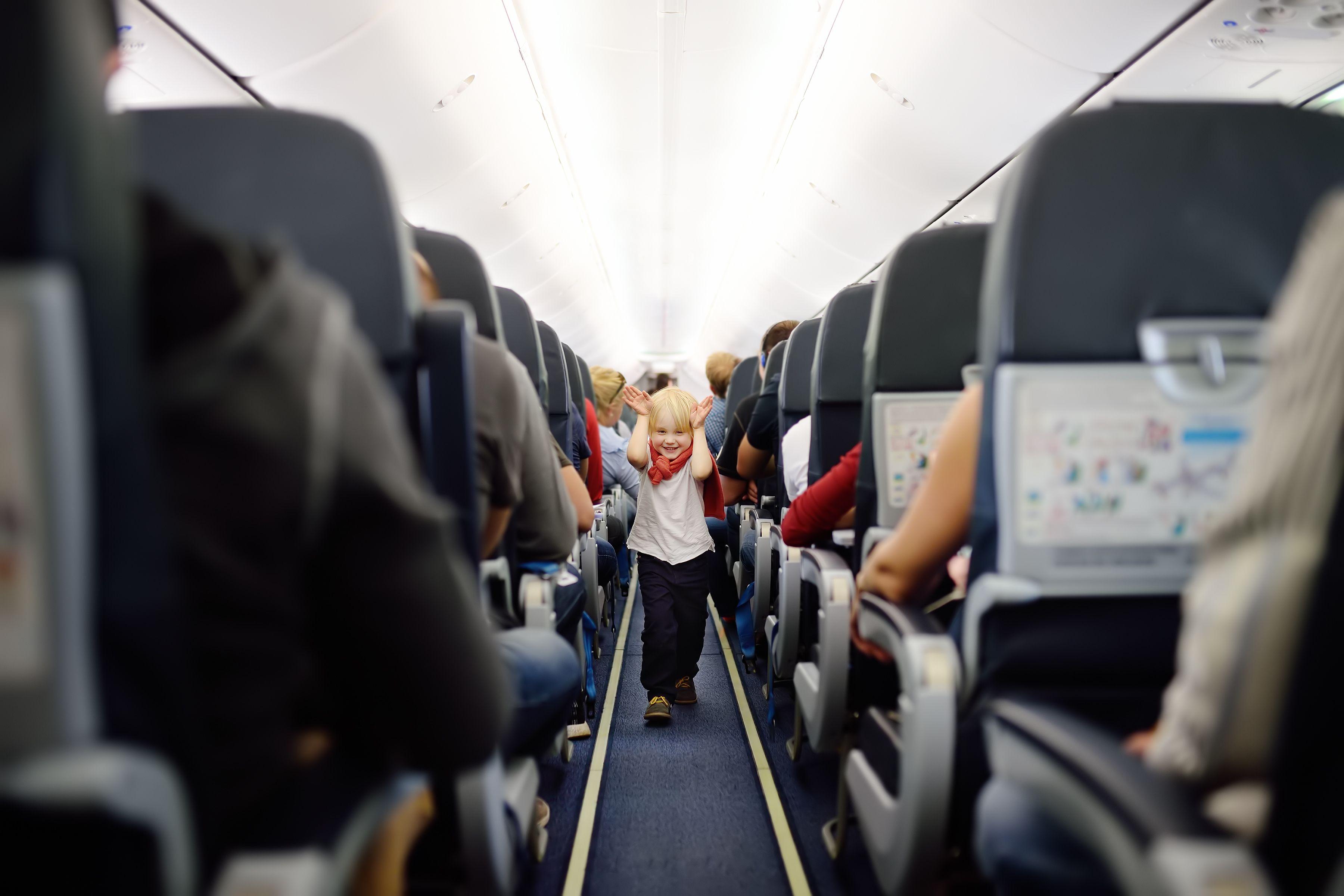 Un niño en un avión