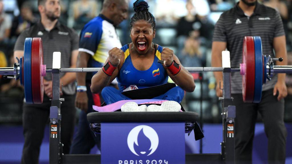 Clara Fuentes, de Venezuela, celebra en la final de halterofilia femenina hasta 50 kilos.