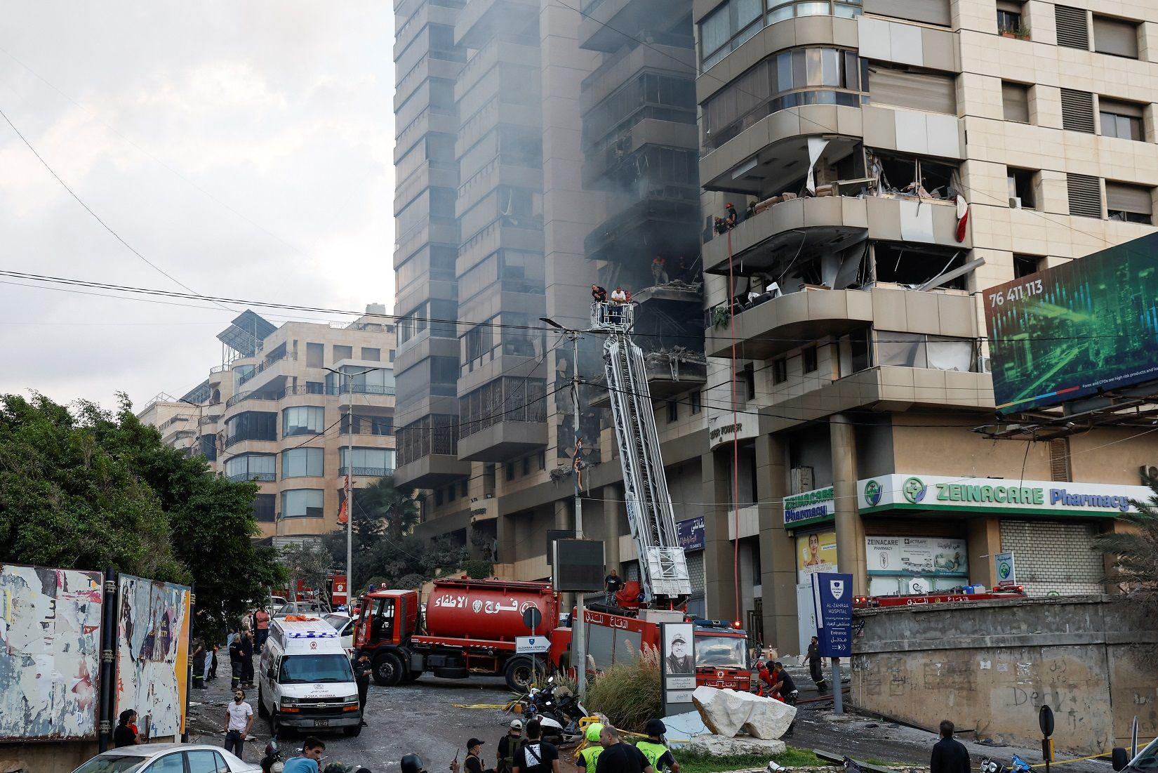 Ambulâncias e carros de bombeiro em frente a prédio alvo de explosão