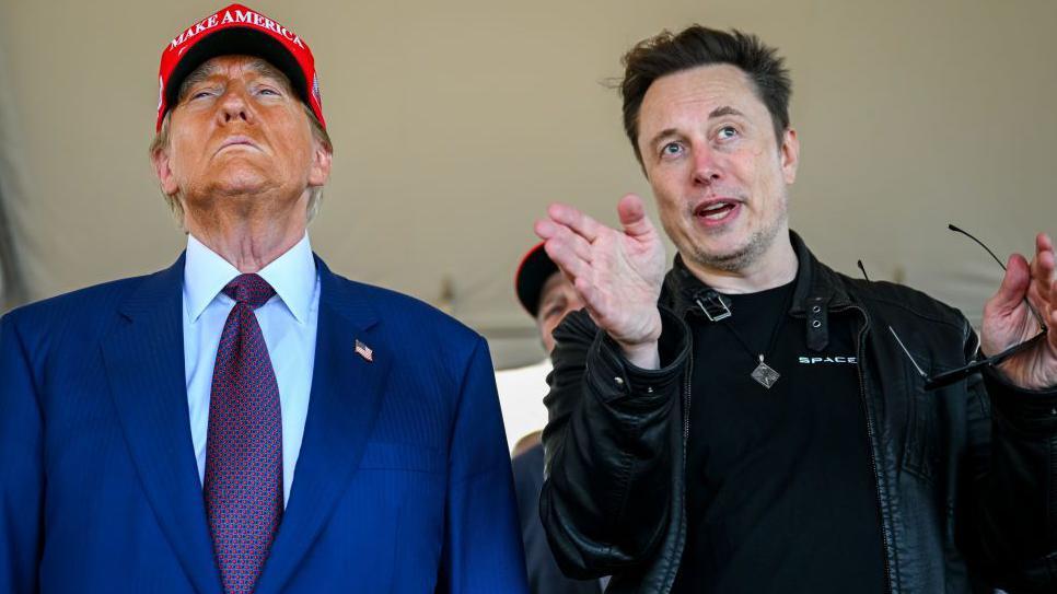 Donald Trump ao lado de Elon Musk, dono do X