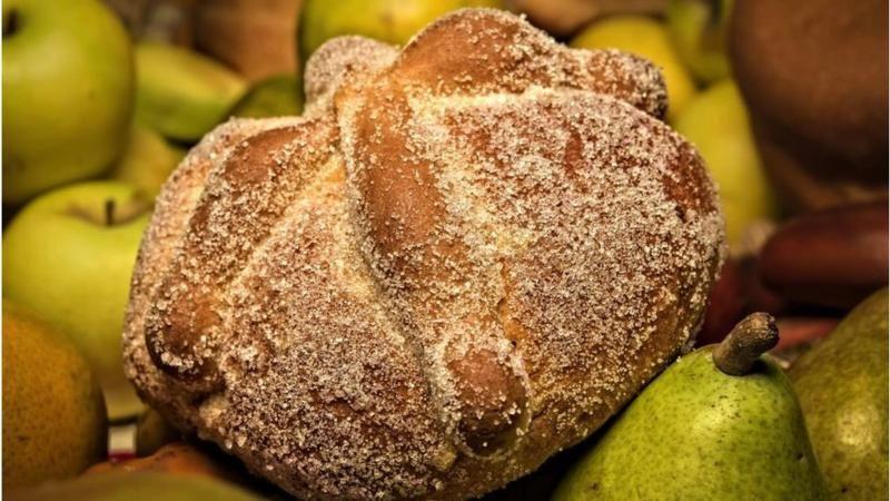 Los mexicanos esperan ansiosos esta época del año para disfrutar del tradicional pan de muerto, que simula tener unos huesos en la parte superior.