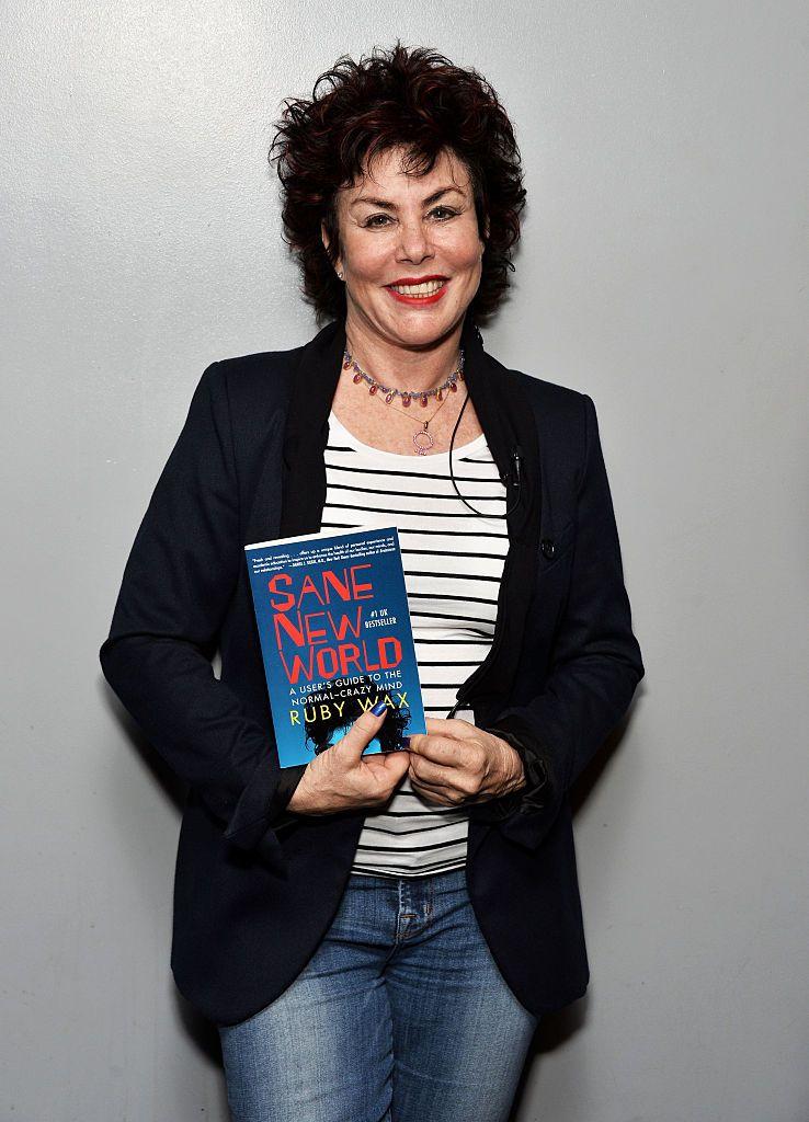 Ruby Wax segurando um dos livros