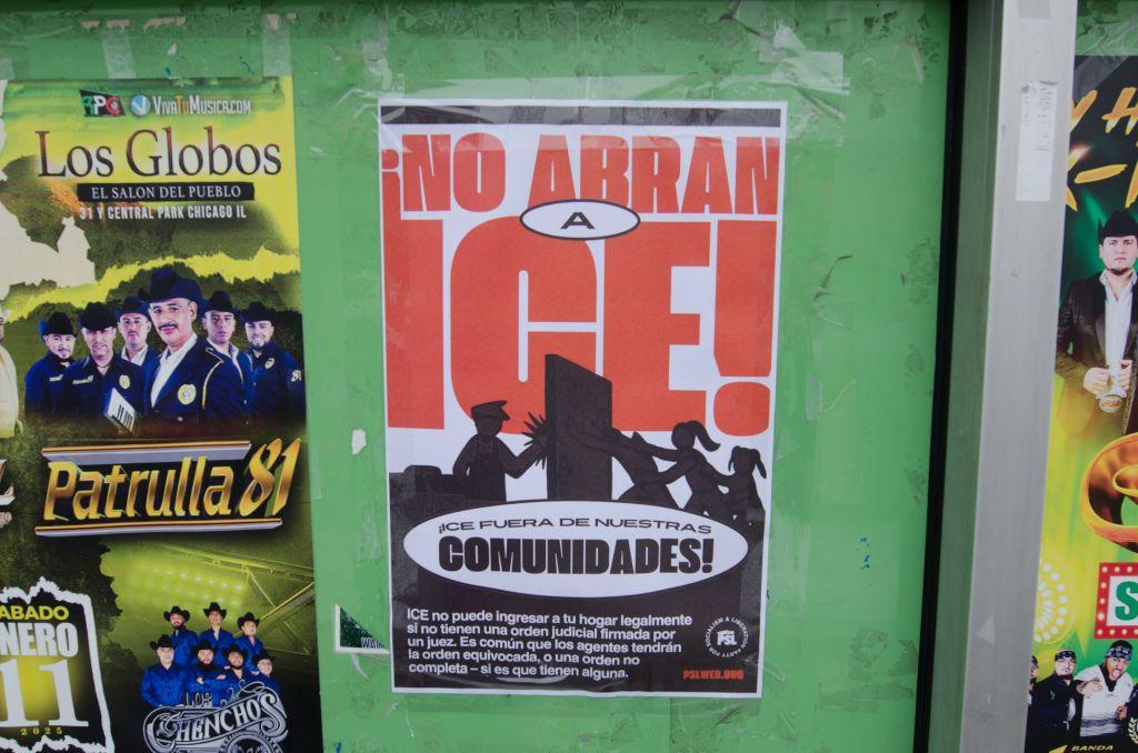 Un cartel sobre operativos de ICE en Chicago