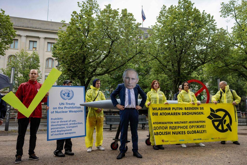 من تظاهرة ضد السلاح النووي أمام السفارة الروسية في برلين في 23 يونيو/ حزيران 2023.
