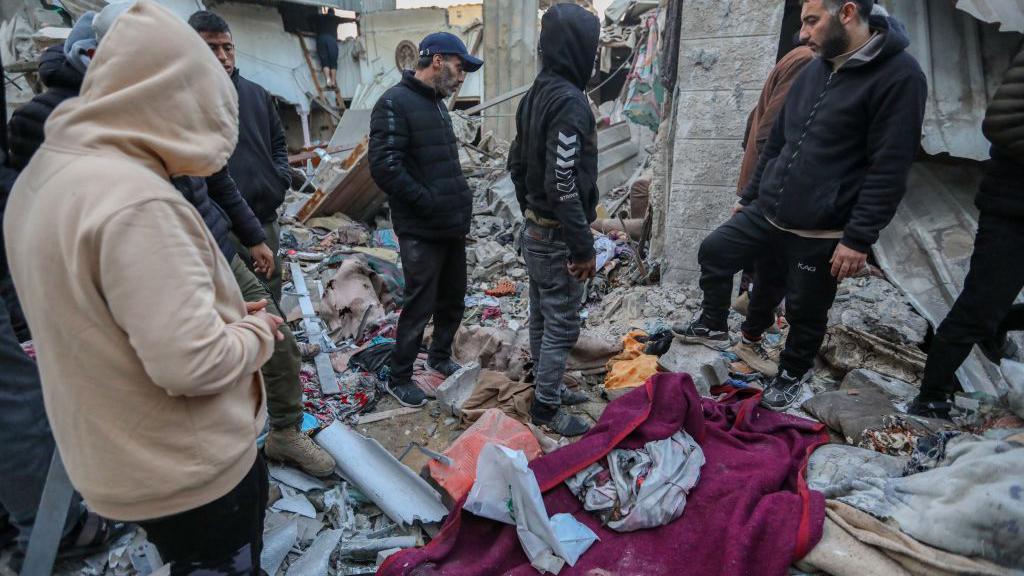 Un portavoz del Ministerio de Salud dirigido por Hamás afirmó que al menos 67 palestinos murieron la noche del domingo tras una incursión de Israel en la ciudad de Rafah.