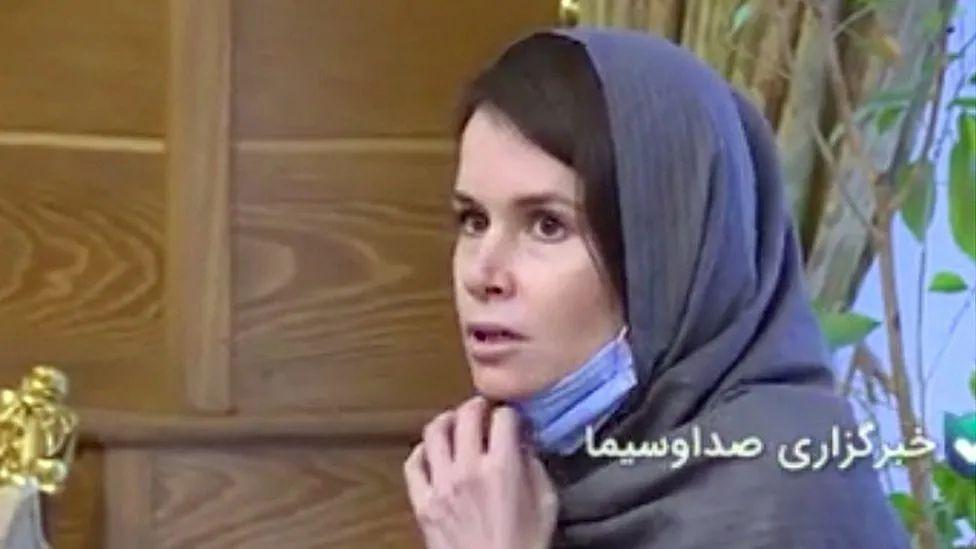 Imagem da troca de prisioneiros que levou à libertação de Kylie Moore-Gilbert, extraída do vídeo divulgado pela TV estatal do Irã IRIB e pelo site iraniano Tasnim, em novembro de 2020