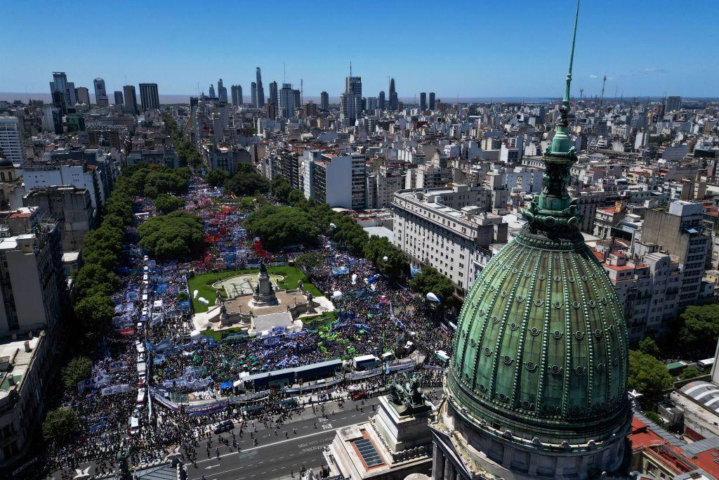 Multitud de argentinos se concentraron frente al Congreso para protestar por las reformas de Milei.