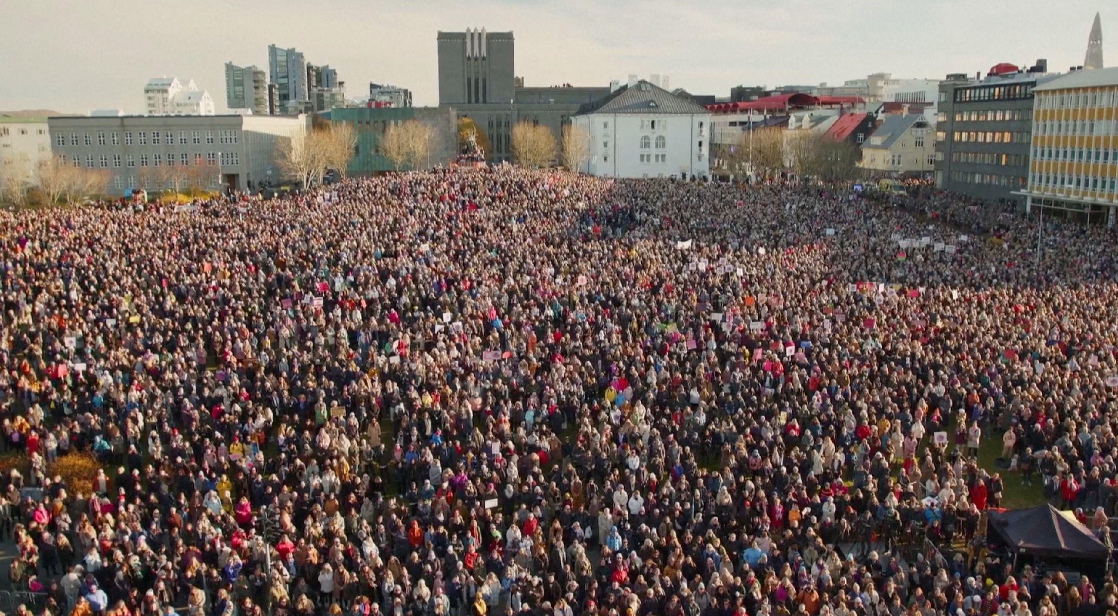 Multidão de mulheres na manifestação de 2023, em Reykjavík