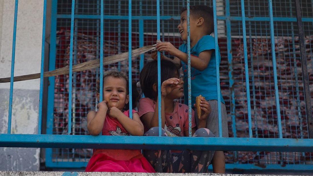 Anak-anak Palestina yang meninggalkan rumah mereka di tengah serangan Israel, berlindung di sekolah yang dikelola PBB, di Kota Gaza