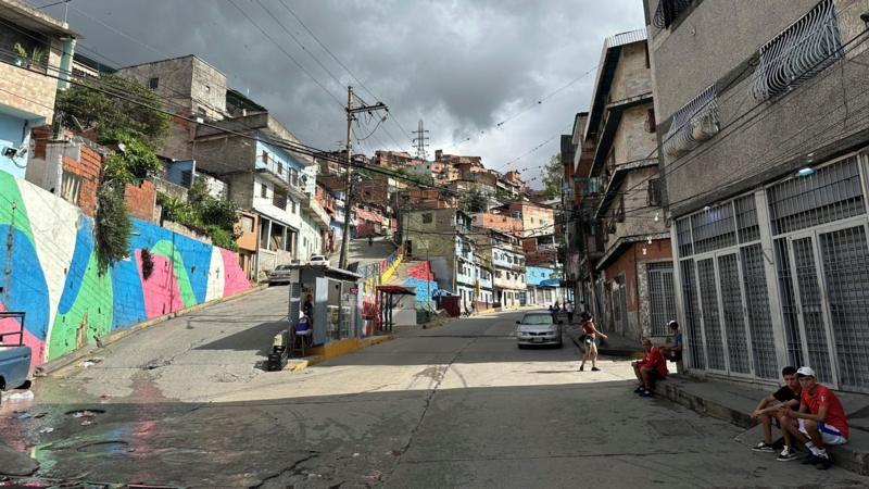 Fotografia de casas em uma comunidade venezuelana