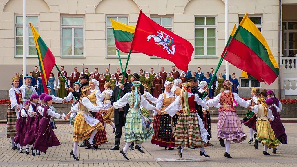 Foto de mulheres dançando no Festival Lituano da Música