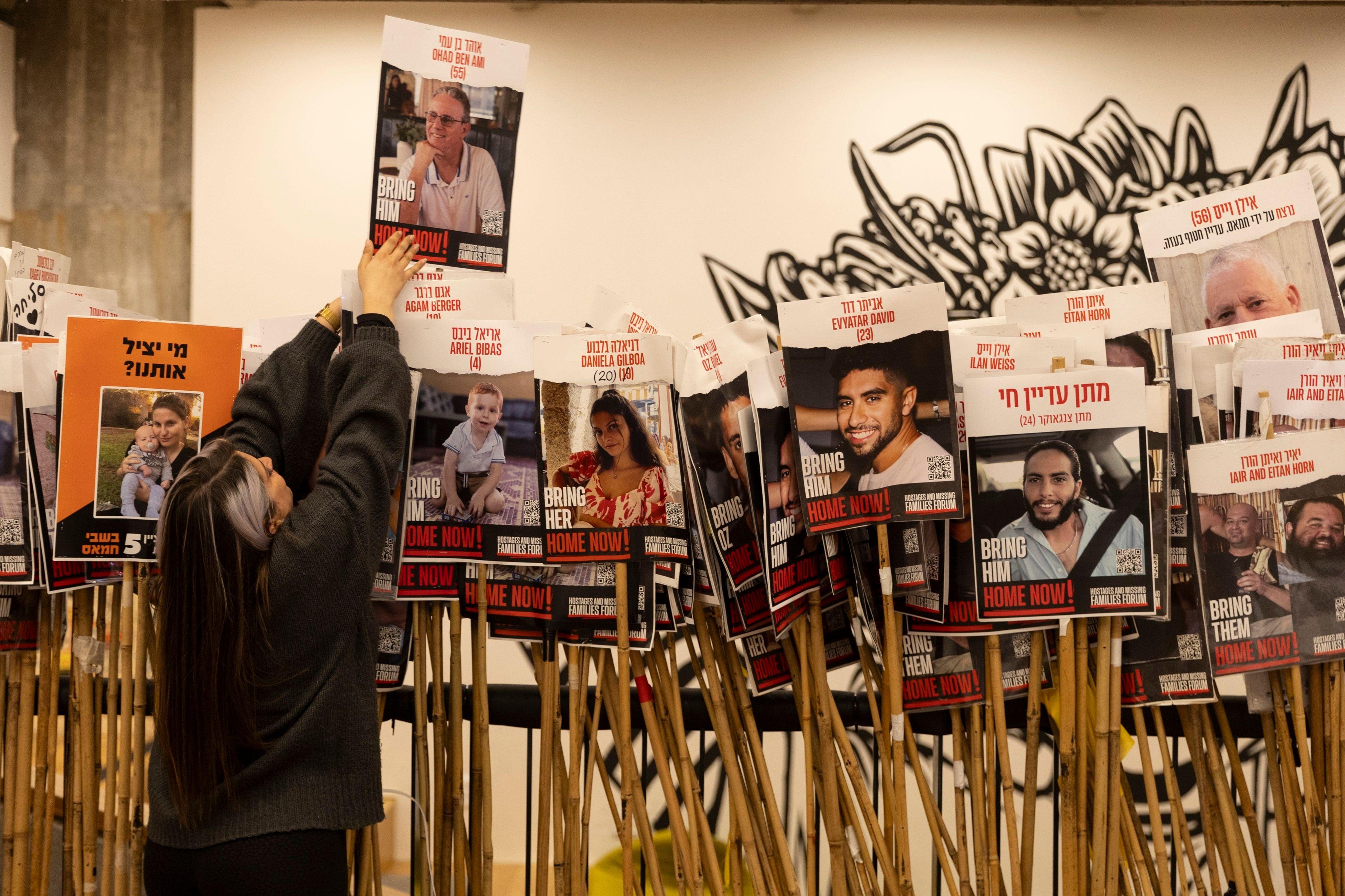 صورة تظهر لرهائن في قطاع غزة في ساحة في تل أبيب