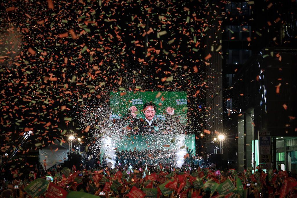 الرئيس التايواني الجديد لاي تشينغ-تي أمام أنصاره في تجمع حاشد في مقر الحزب في 13 يناير/كانون الثاني 2024 في تايبيه، تايوان
