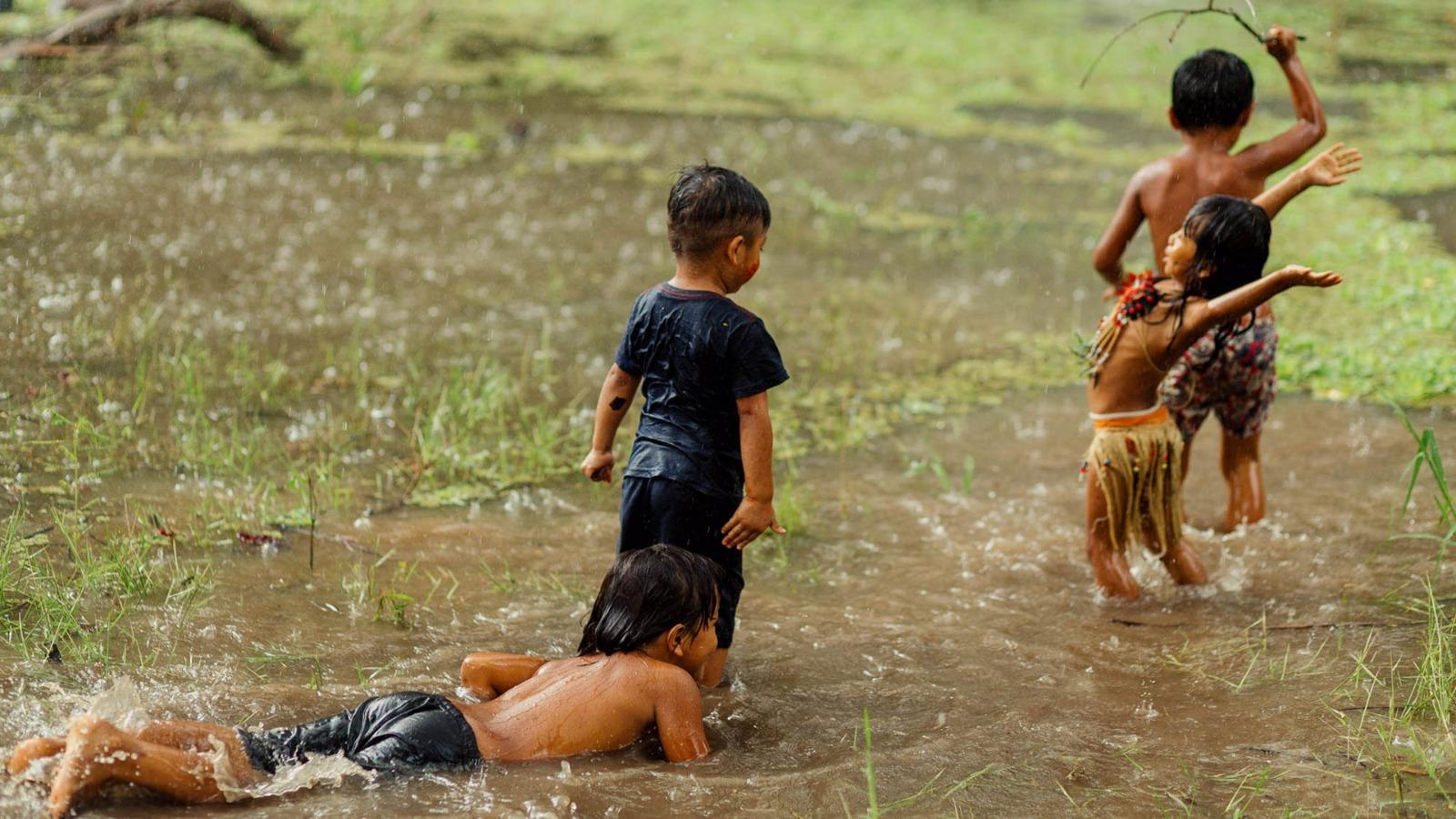 Crianças Witoto brincando na água