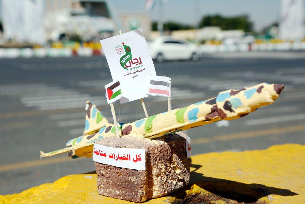 نموذج لصاروخ يمني الصنع يحمل العلمين الفلسطيني واليمني وشعارات لحركة أنصار الله الحوثية معروض للبيع في أحد شوارع صنعاء، الخامس من ديسمبر كانون الأول 2023