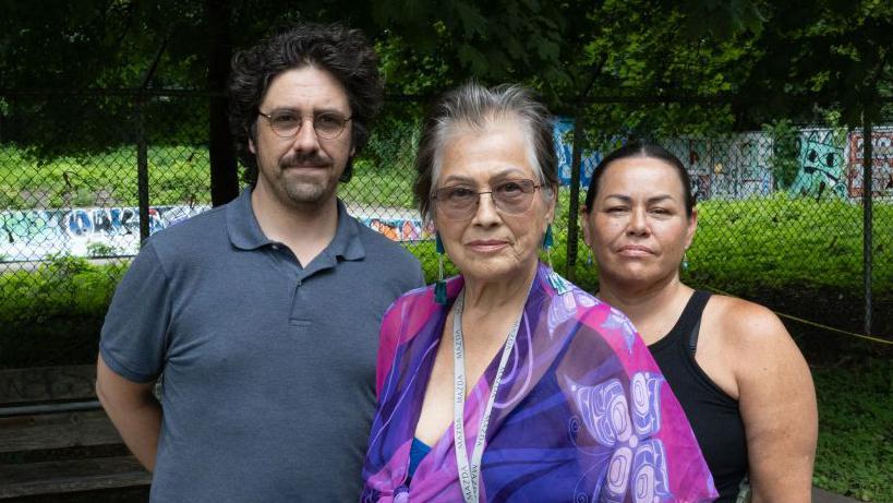 Kahentinetha (en el centro) y Kwetiio (en la foto, a la derecha), miembros de las Madres Mohawk, llevan más de dos años en los tribunales tratando de retrasar las obras en los terrenos contiguos a un antiguo hospital y una institución psiquiátrica en Montreal. El antropólogo Philippe Blouin les presta asistencia. (Photo by Alexis Aubin / AFP) (Photo by ALEXIS AUBIN/AFP via Getty Images)