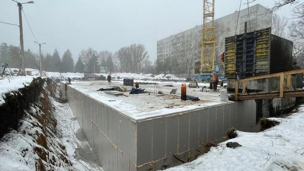 Construção de escola subterrânea