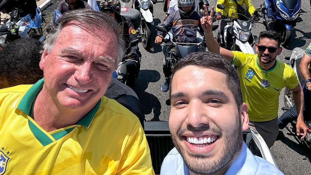 Bolsonaro ao lado de Fernandes durante ato de campanha