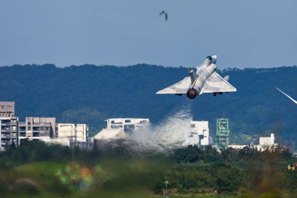 Um avião de combate taiwanês decola com edifícios residenciais ao fundo durante um exercício militar em uma base aérea em Hsinchu, Taiwan, em 7 de novembro de 2024