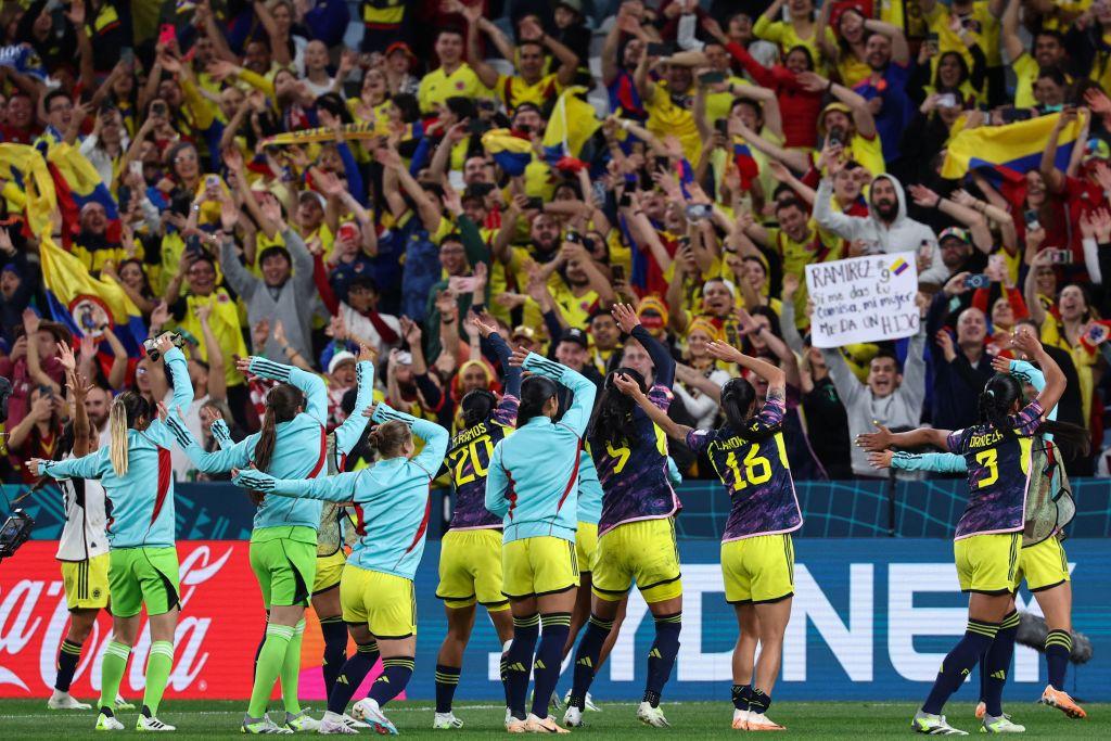 Las jugadoras colombianas fstejan con los aficionados el triunfo ante Alemania.