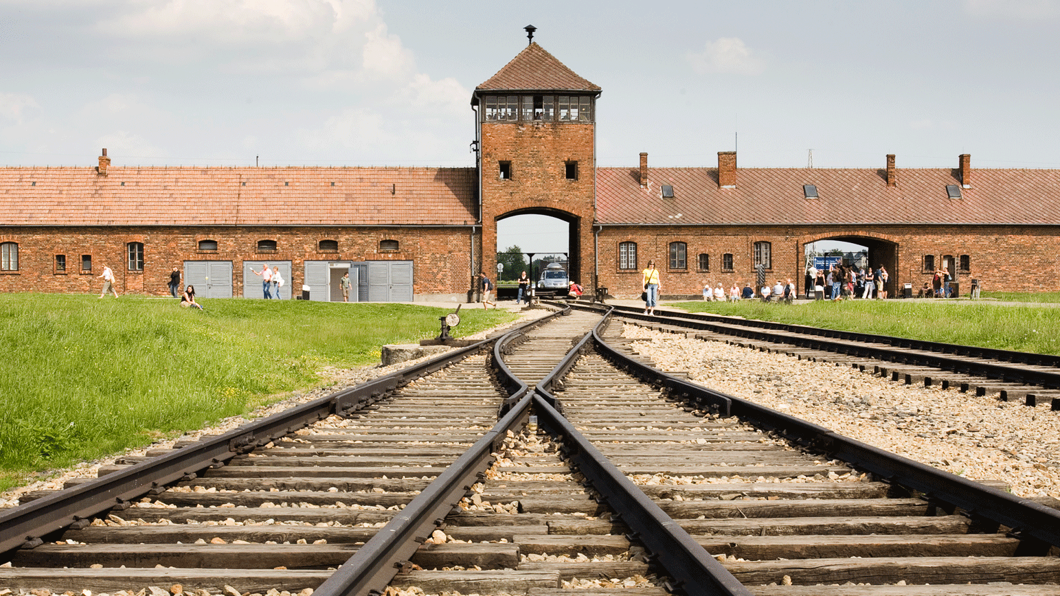 Puertas de entrada y vías del tren en Birkenau, campo de concentración de Auschwitz en Polonia. 