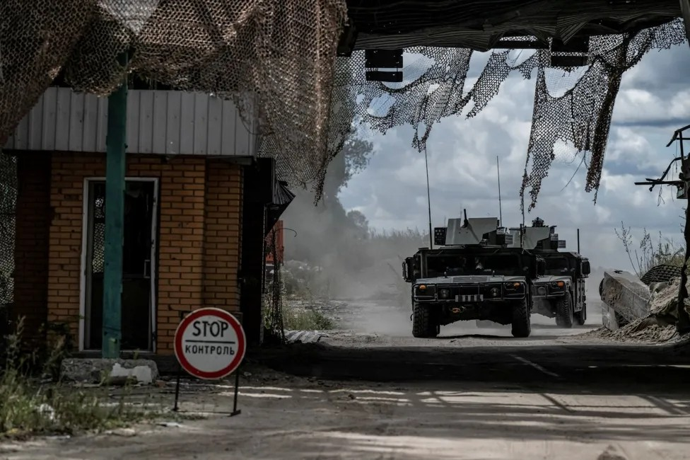 Foras ucranianas em blindados americanos Humvee em cruzamento de fronteira entre a Ucrnia e a Rssia