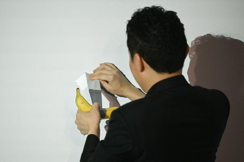 Justin Sun despegando la banana de "Comedian"