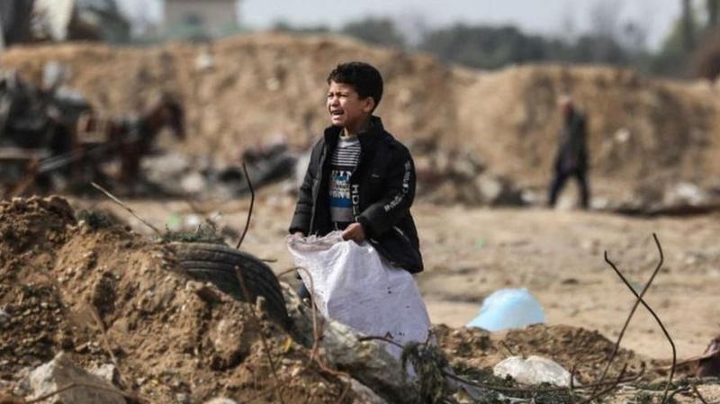 طفل من غزة يبكي على أنقاض الركام والدمار
